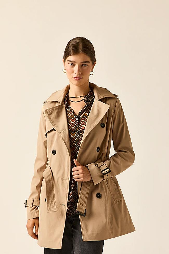 Gabardina corta en color tostado de Algo Bonito.