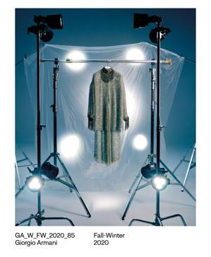 Imagen secundaria 1 - Imagen de vestido de archivo en la tienda de Armani en Venecia e imágenes del archivo digital de la casa.