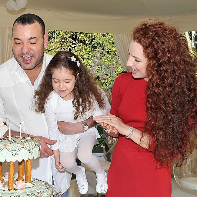 Mohamed VI y Lalla Salma, con su hija, en una fiesta de cumpleaños.