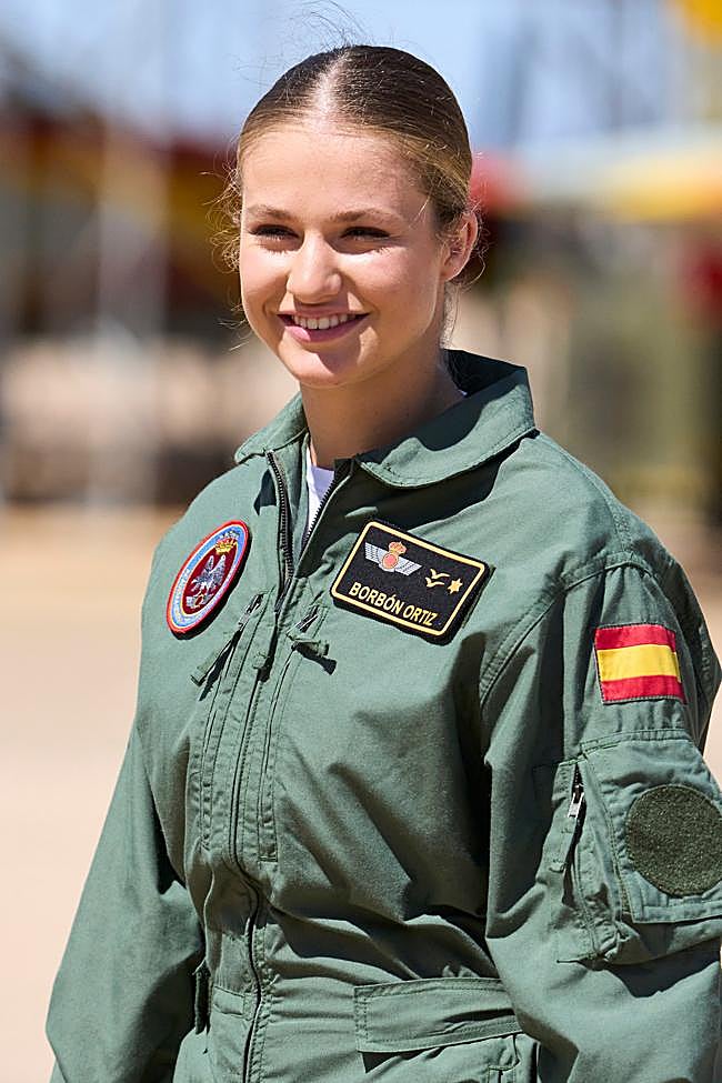 Leonor se quitó el uniforme y se calzó el mono de trabajo para sentarse en la cabina del Pilatus PC-21.