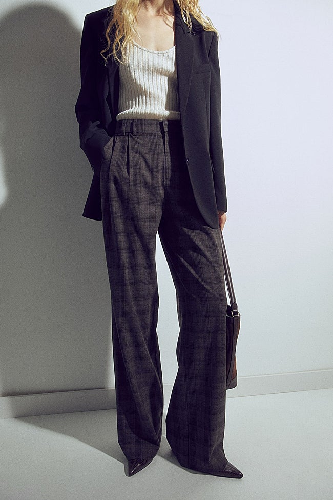 Pantalones con estampado de cuadros de Sfera (35,99 euros)