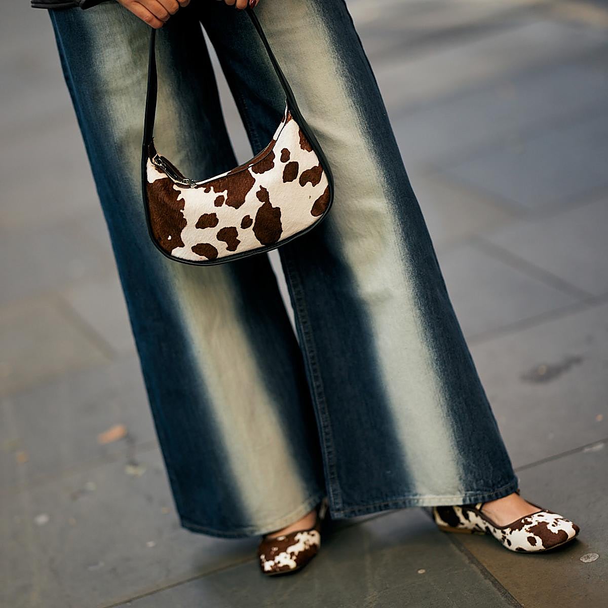 Mujer con bailarinas con estampado de vaca
