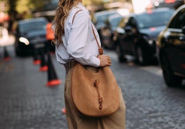 El bolso más importante del otoño es este bucket de ante que está en todas las marcas