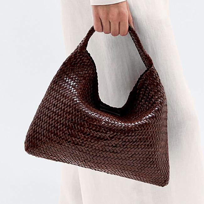 Bolso trenzado en marrón de Massimo Dutti.