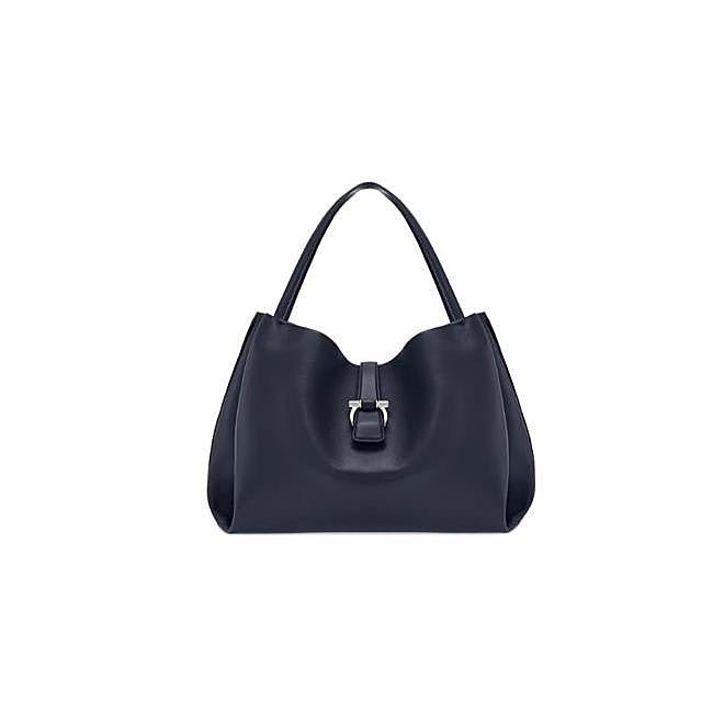 Bolso azul marino de Ferragamo, 1.950 euros.