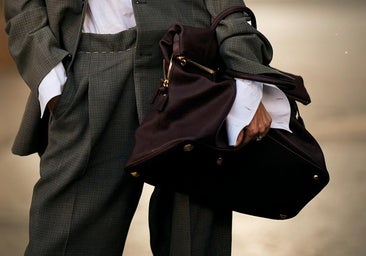 Bolsos blandos, la tendencia que arrasa entre las madrileñas porque tienen el tamaño perfecto y son más cómodos de llevar