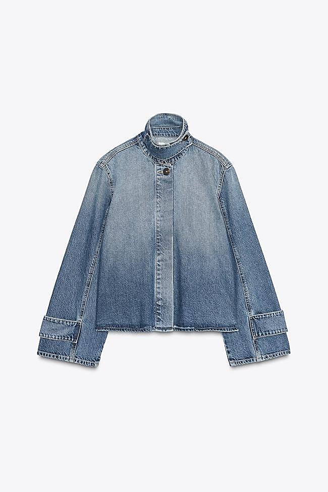 Chaqueta en denim con cuello alto d Zara.