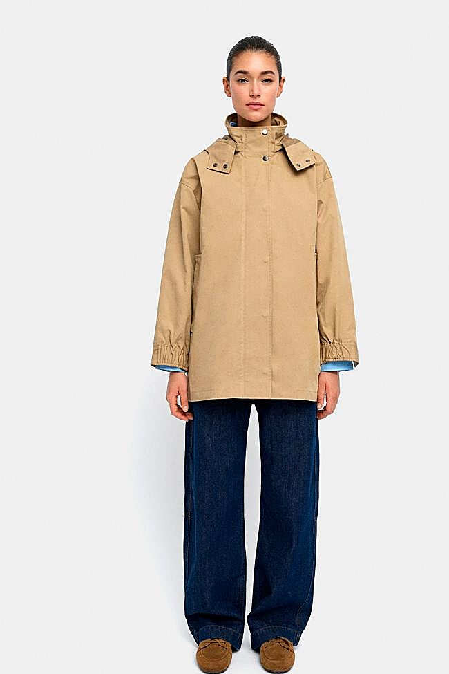 Chubasquero con cuello alto n beis de Parfois