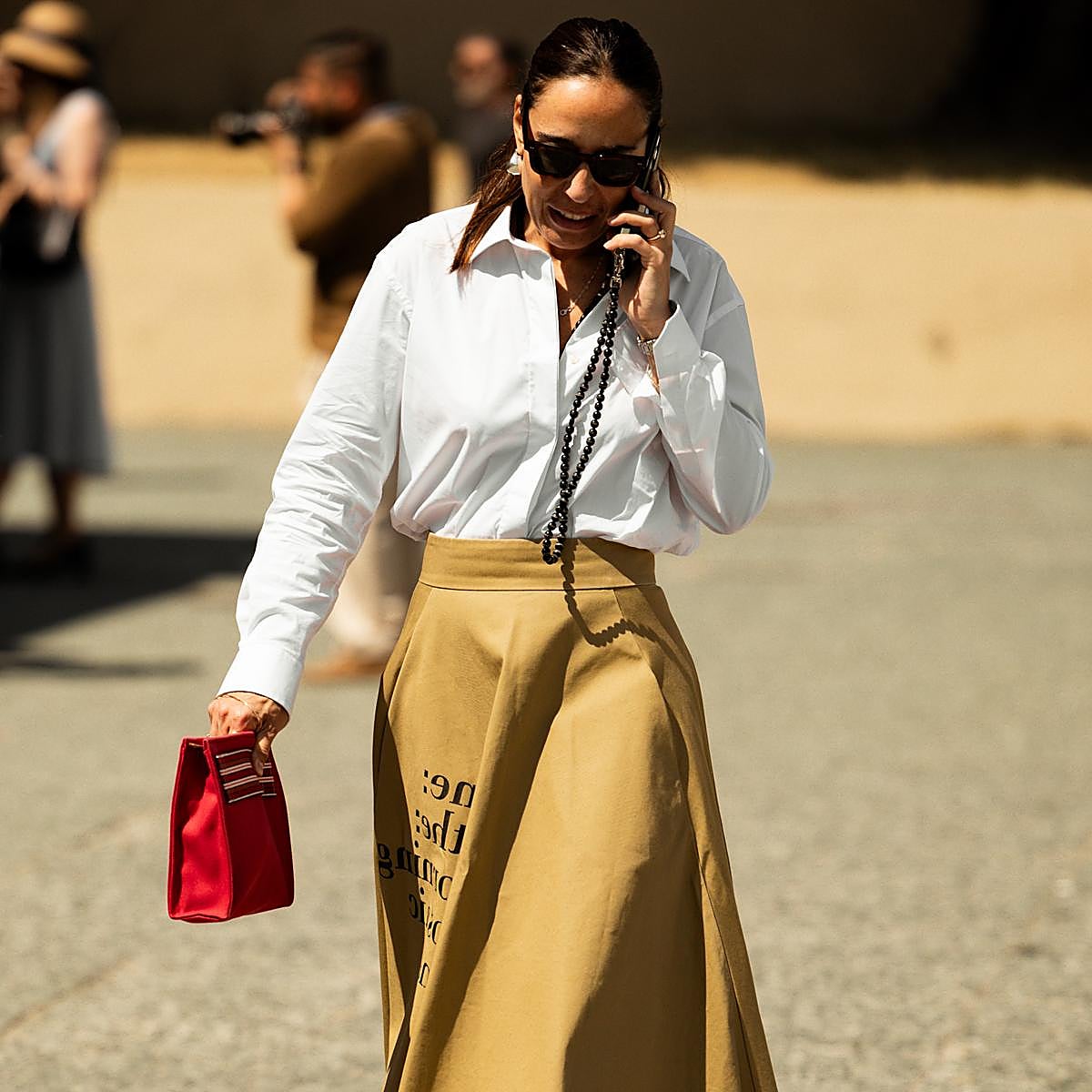 Un look de street style con falda midi.