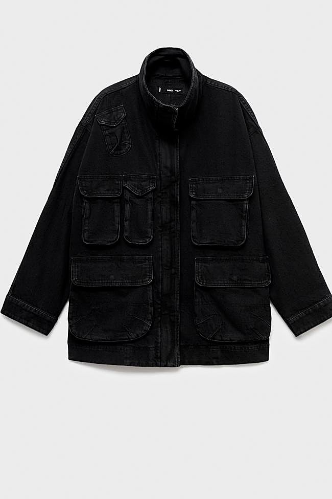 Parka oversize en color negro y cuello subido de Mango