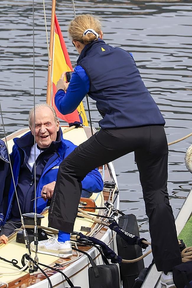 El rey Juan Carlos observa a su hija embarcar, en Sanxenxo en marzo de 2024.