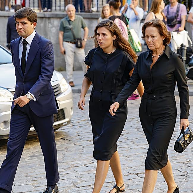 Teresa y Juan Urquijo junto a su madre, Beatriz Moreno y de Borbón, en el funeral de Juan Gómez Acebo.