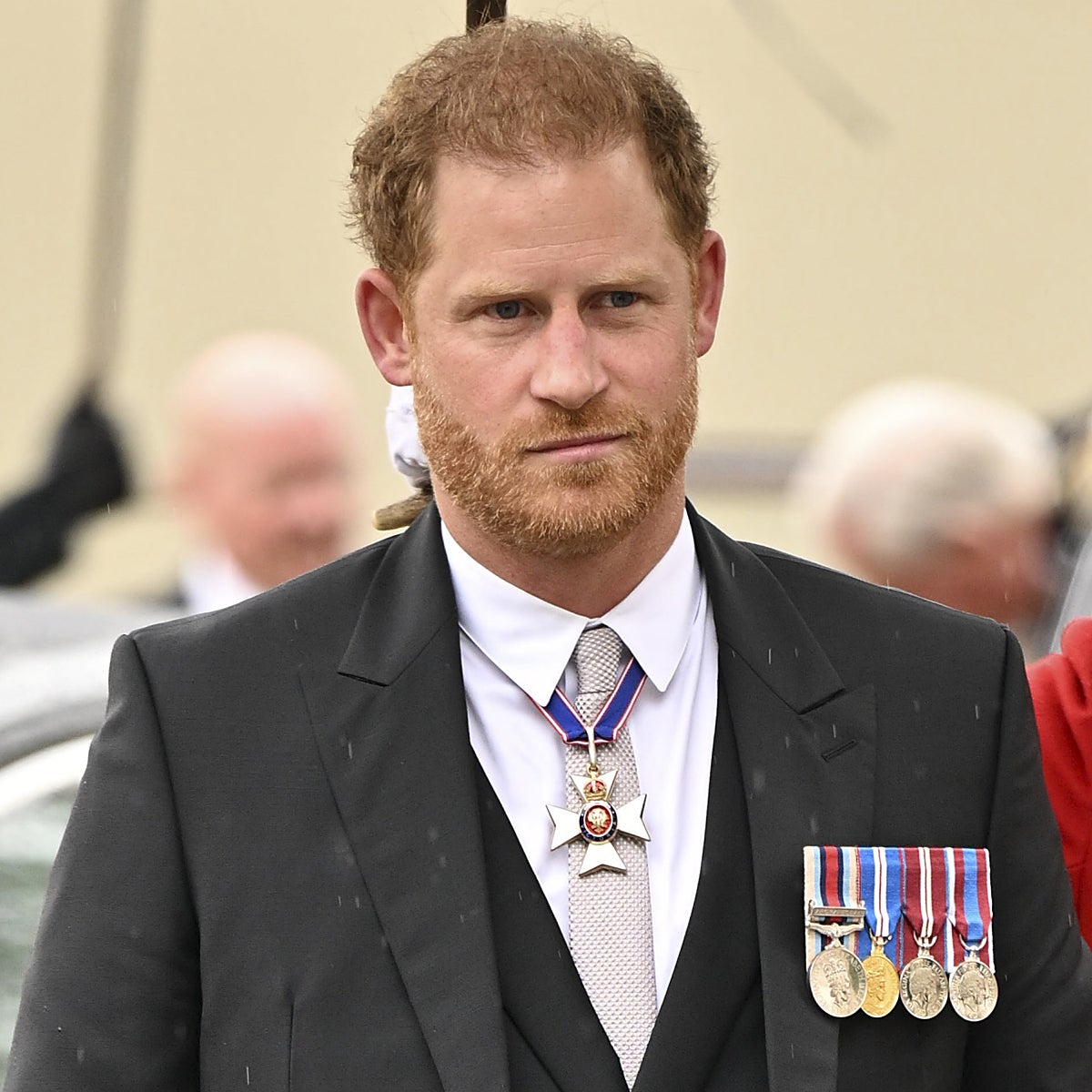 El príncipe Harry trata de reconciliarse con su padre... pero con condiciones.