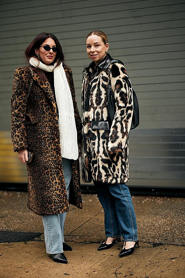 Dos mujeres con abrigos con estampado animal en el street style.