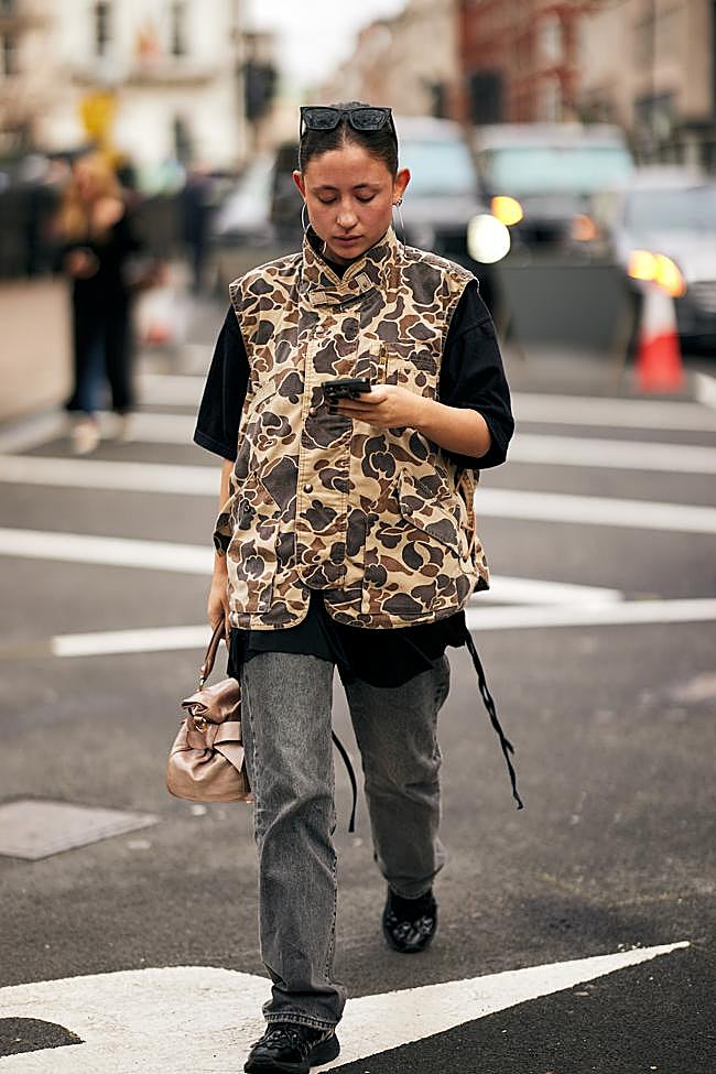 Un look con chaleco con estampado militar.