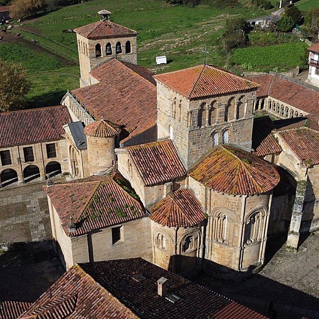 La impresionante colegiata románica de Santa Juliana.