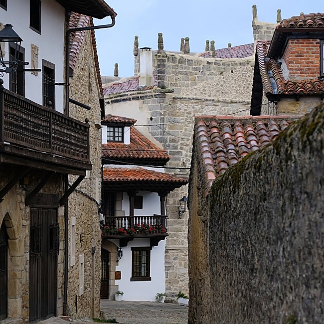 Todo en Santillana del Mar es histórico-artístico, y con flores.