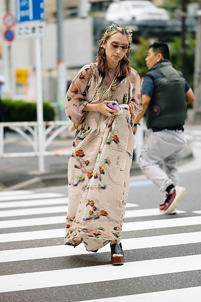 Un look con maxiplataformas.