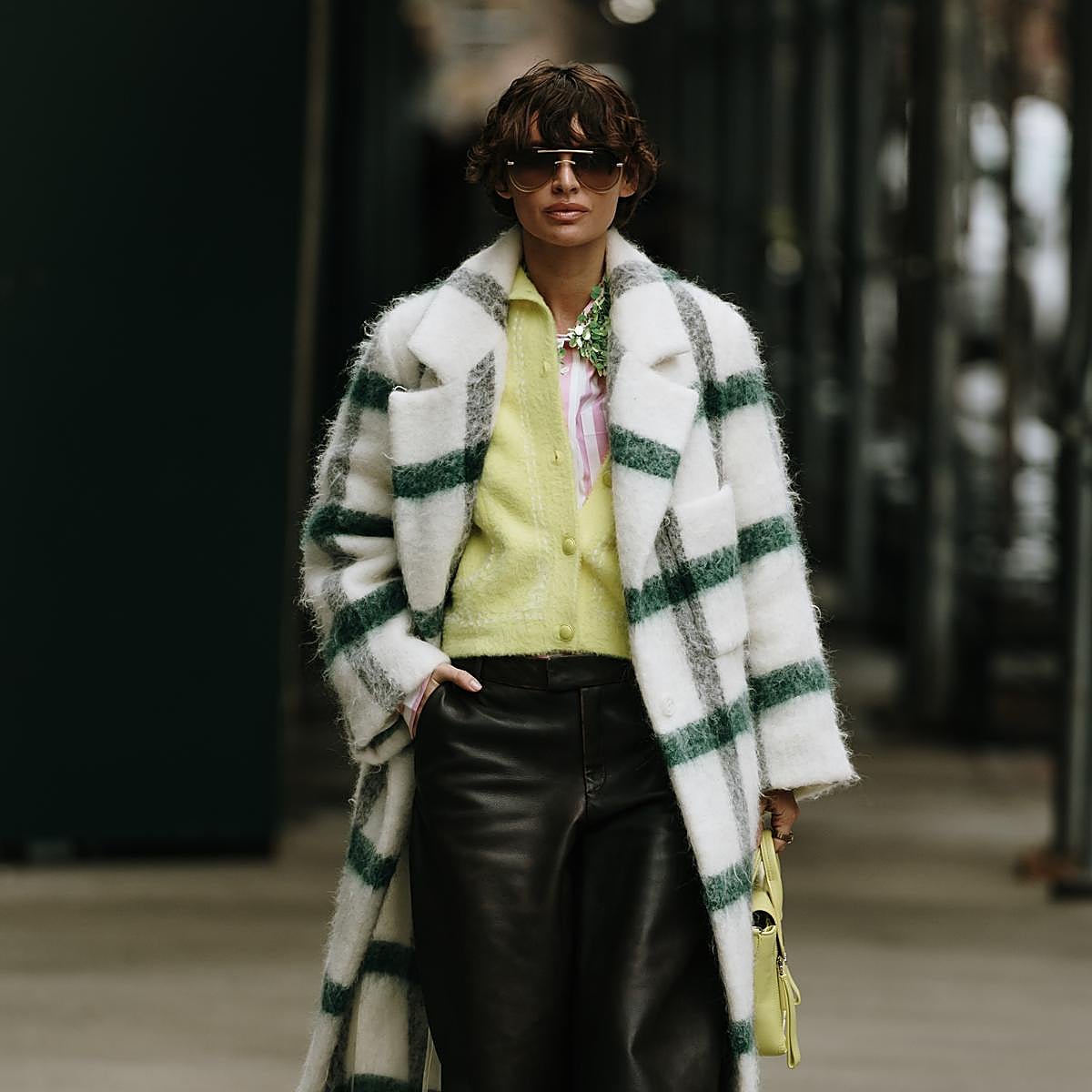 Un look de street style con abrigo de cuadros.