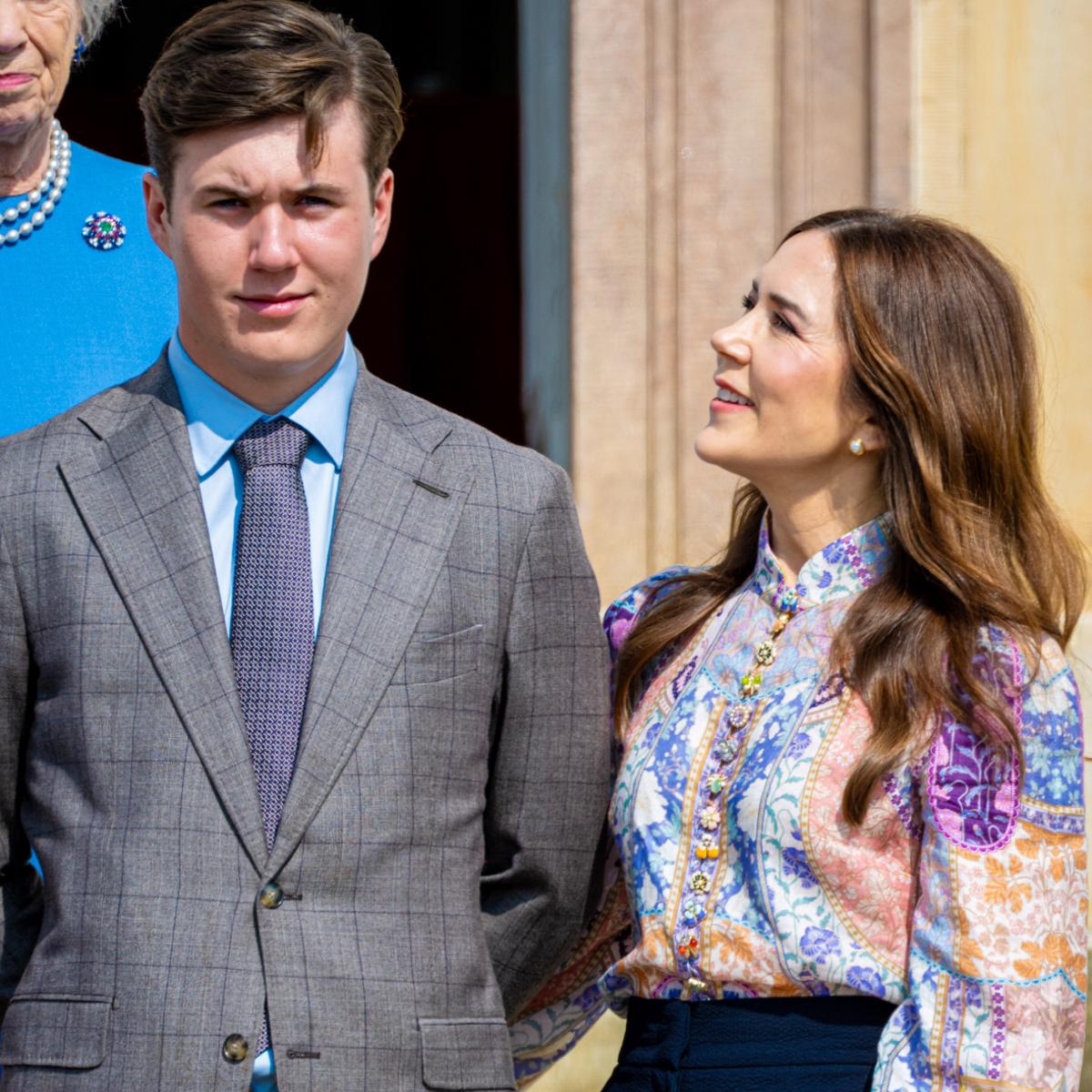 Christian de Dinamarca junto a su madre, la reina Mary.