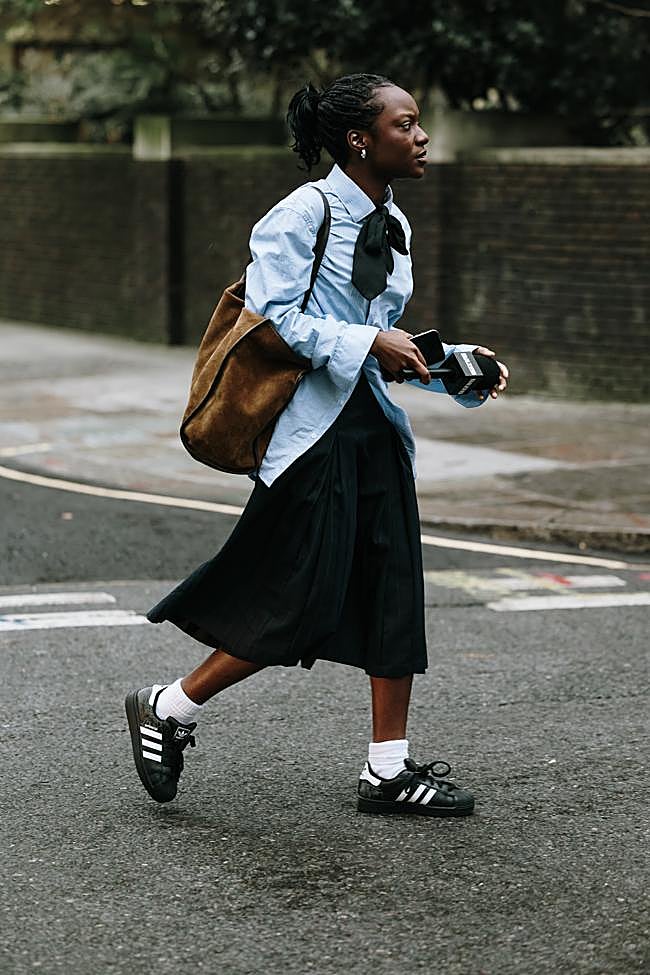 Así se llevan las Adidas Superstar.