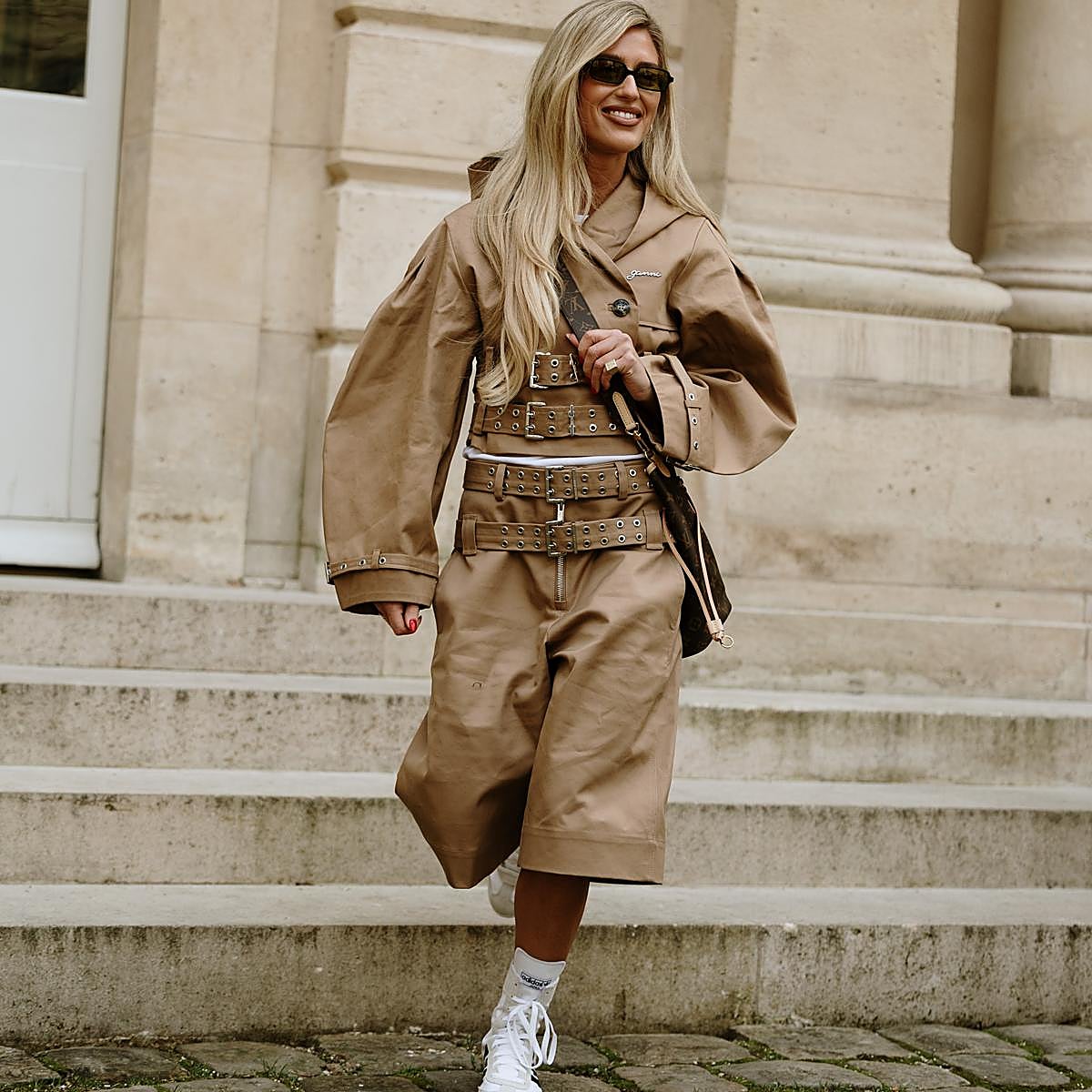 Un look con zapatillas Adidas.