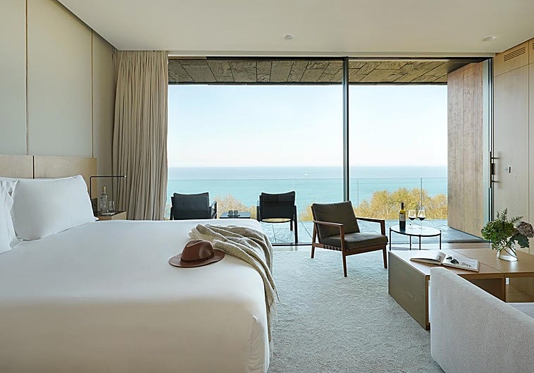 Imagen de la habitación del Akelarre Hotel, un establecimiento donostiarra perfecto para disfrutar de una escapada este otoño.