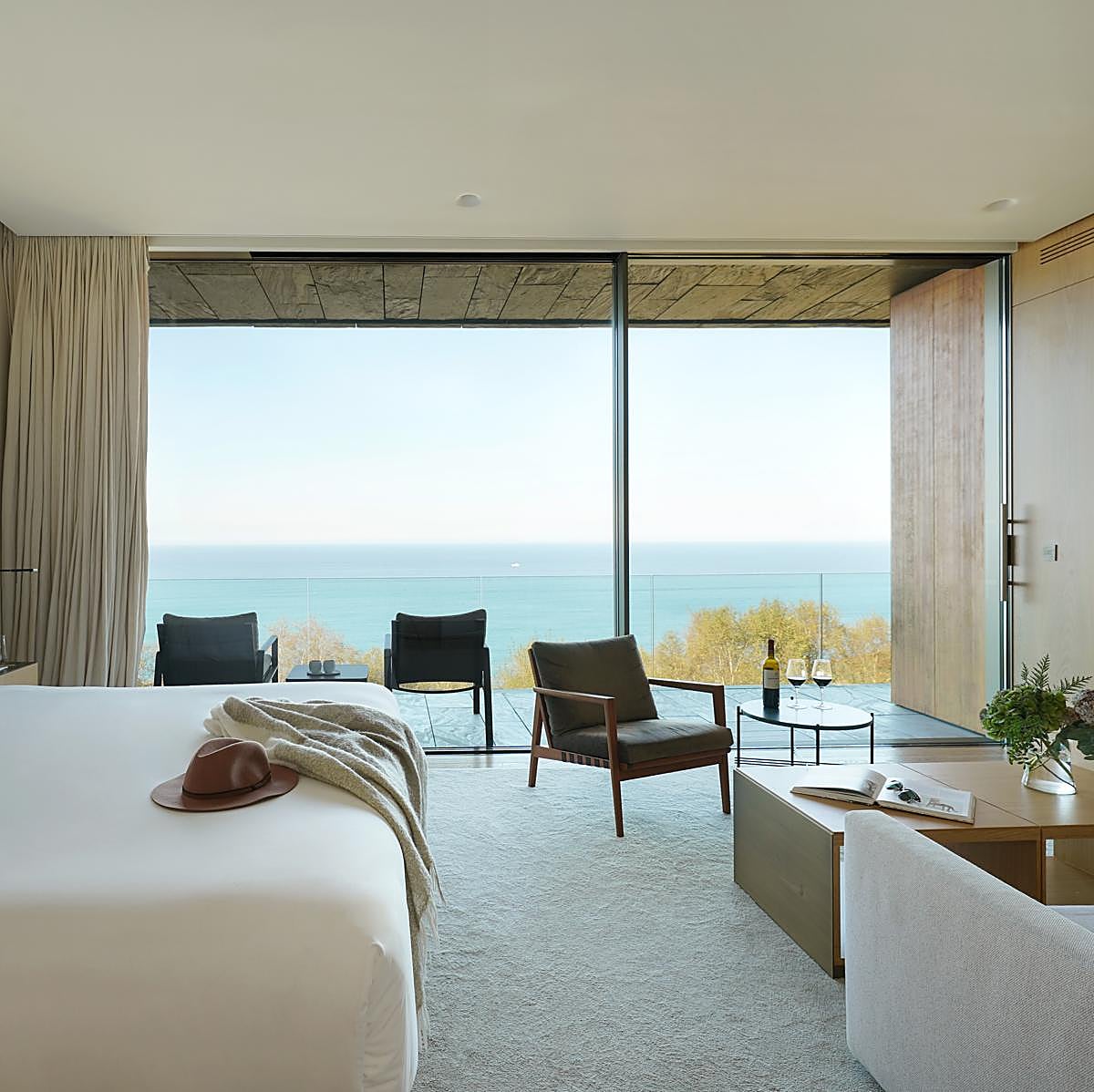 Imagen de la habitación del Akelarre Hotel, un establecimiento donostiarra perfecto para disfrutar de una escapada este otoño.