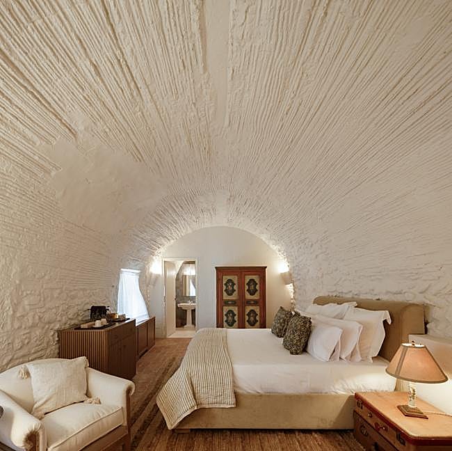Una de las habitaciones del Castell de Valgornera, un coqueto hotel perfecto para sentirse como en casa este otoño.