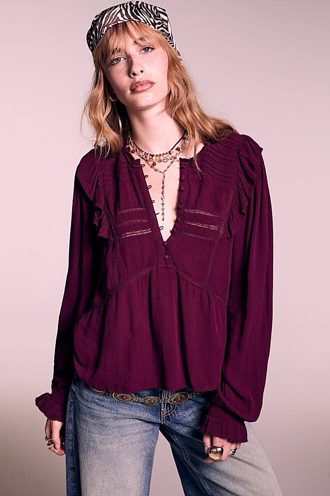 Blusa burdeos de Stradivarius (25,99 euros)