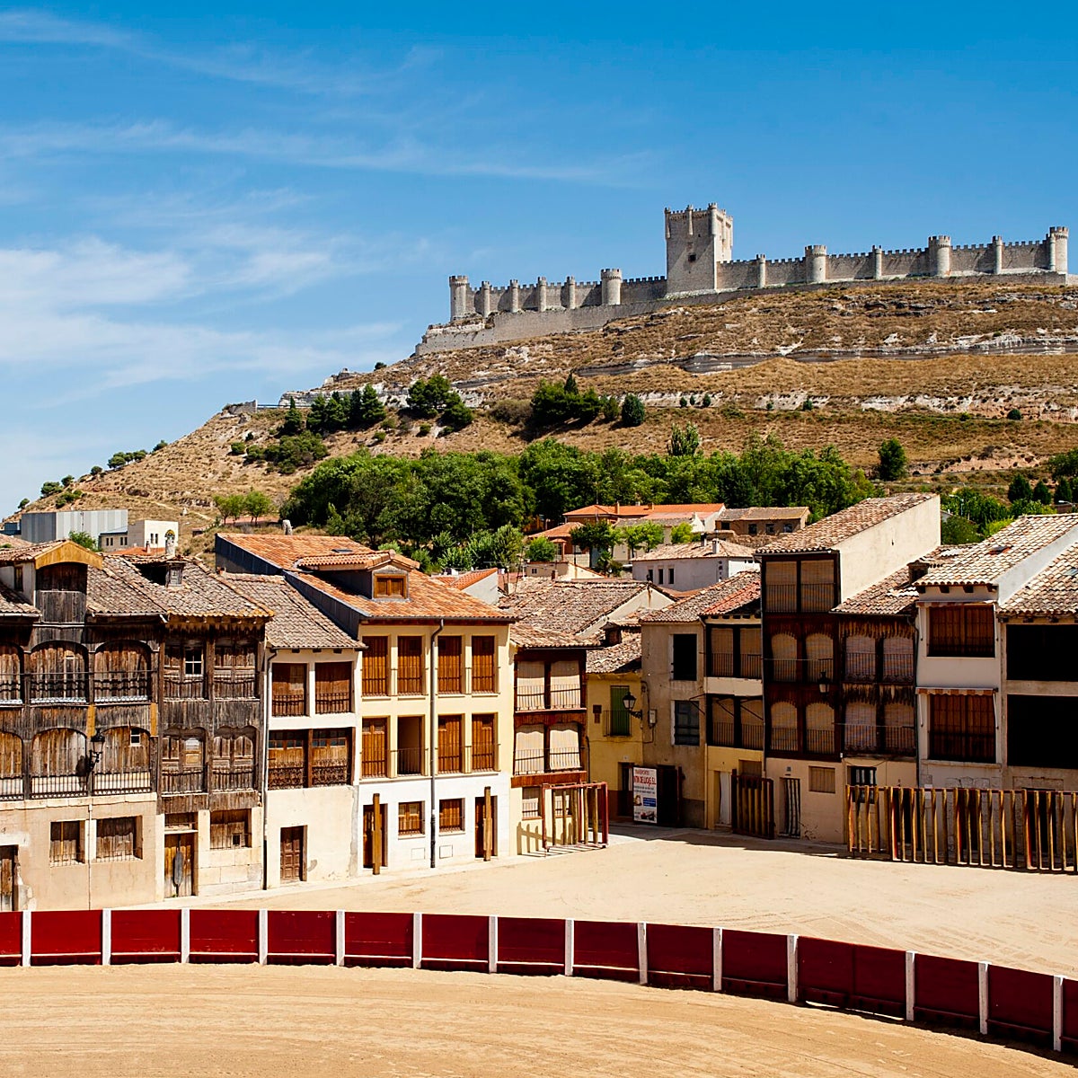 La plaza del Coso y el castillo son los dos emblemas de Peñafiel, junto con el vino.