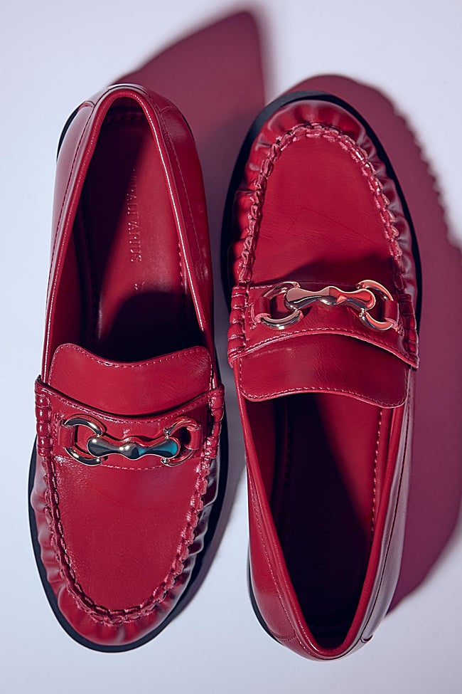 Zapatos rojos de Stradivarius (29,99 euros)