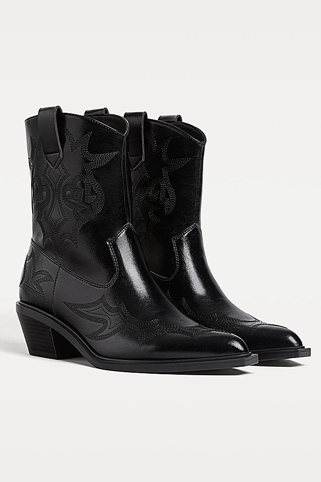 Botines negros de Stradivarius (39,99 euros)