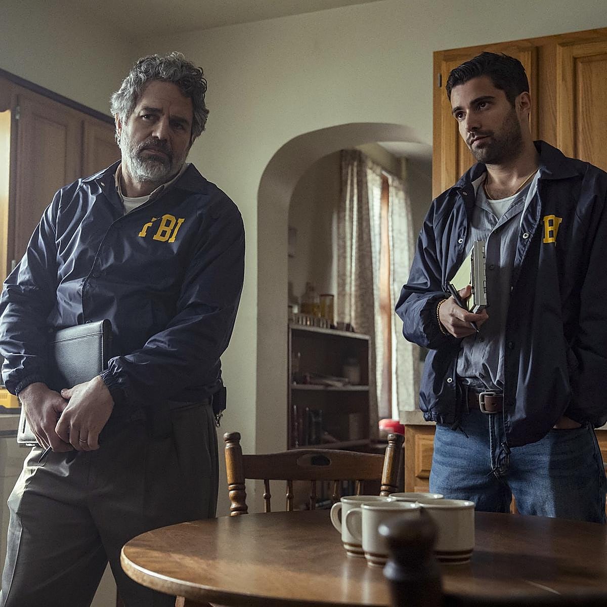 Mark Ruffalo y Fabien Frankel, dos de los protagonistas de la nueva miniserie del creador de Mare os Easttown, Task.