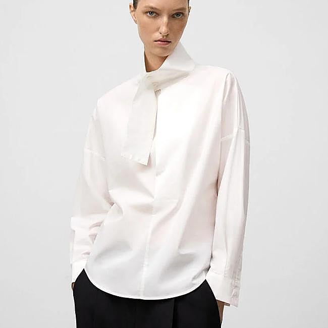 Camisa blanca de Adolfo Domínguez, 129 euros.