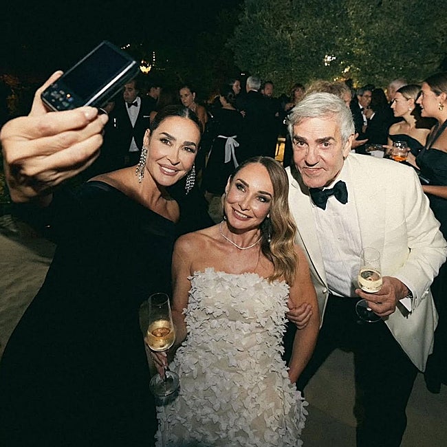 Vicky Martín Berrocal haciéndose un selfie con los novios.