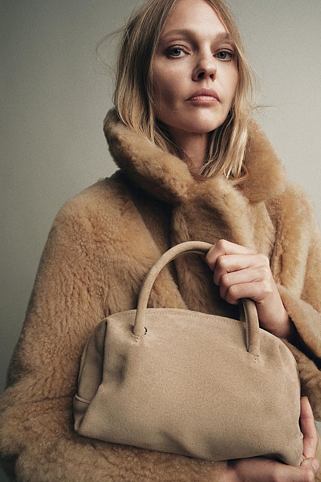 Bolso de ante de Zara (69,99 euros)