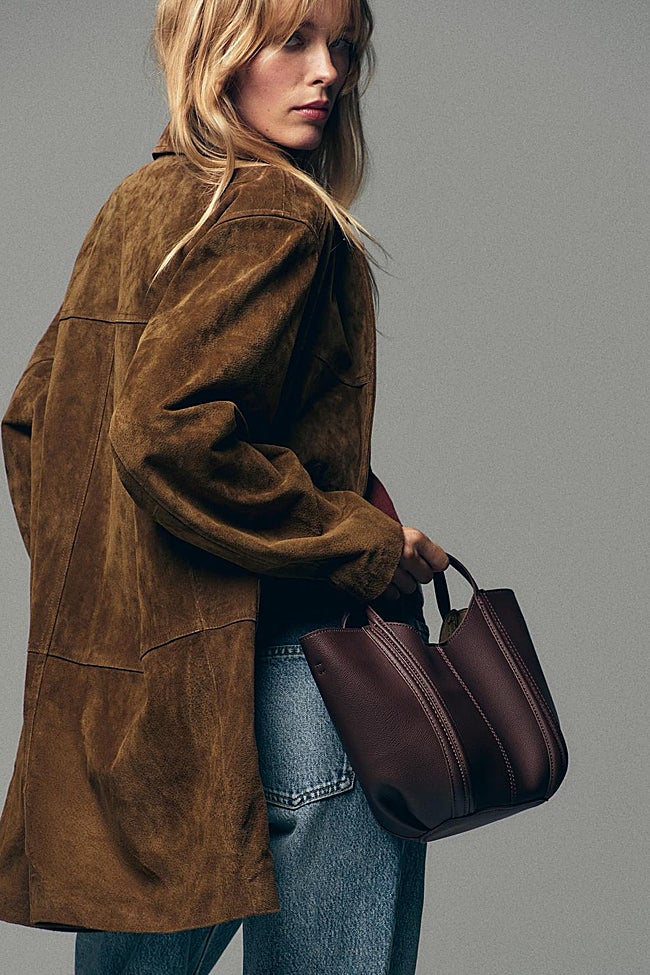 Bolso burdeos de Zara (25,99 euros)