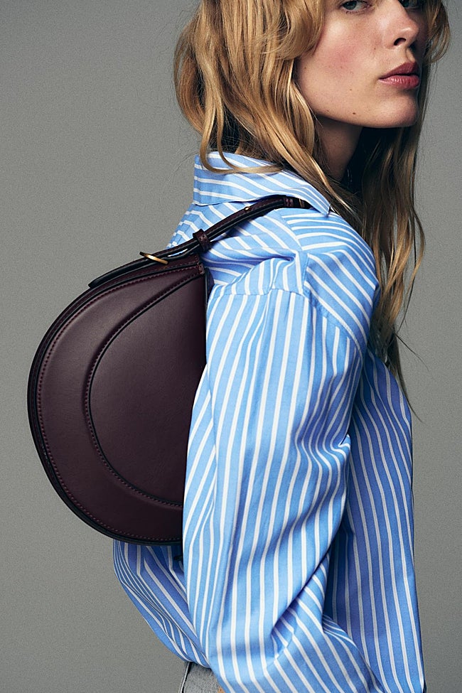 Bolso burdeos de Zara (29,99 euros)