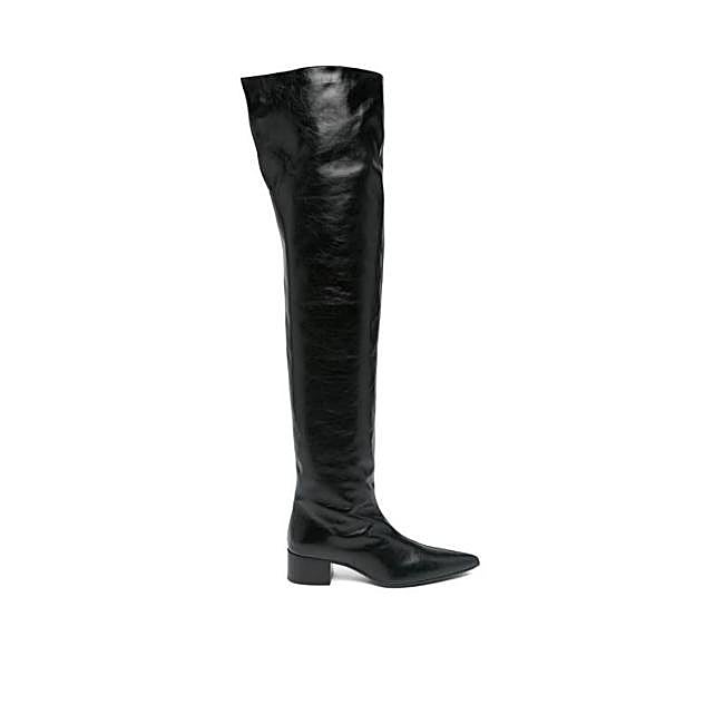 Botas negras por encima de la rodilla de Khaite, 1.174 euros.