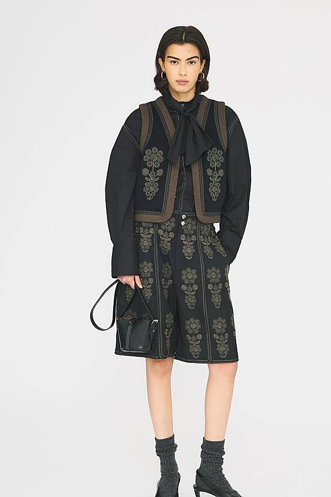 Chaleco en negro con bordados de Antik Batik.