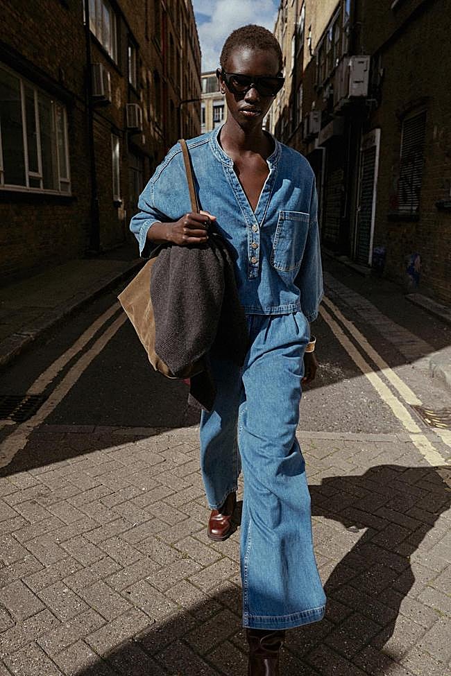 Mujer con conjunto vaquero de Zara