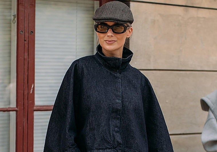 Mujer con conjunto total denim