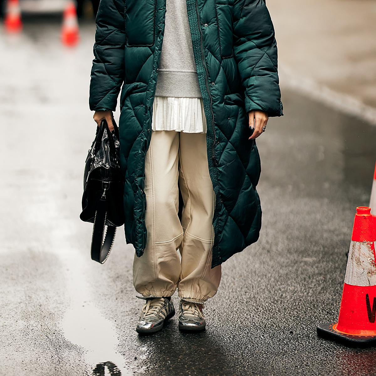 Un look de street style con zapatillas plateadas.