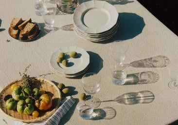 Ni IKEA ni Primark: Zara Home tiene una preciosa mesa de comedor plegable rebajada y las vajillas más baratas y bonitas del otoño