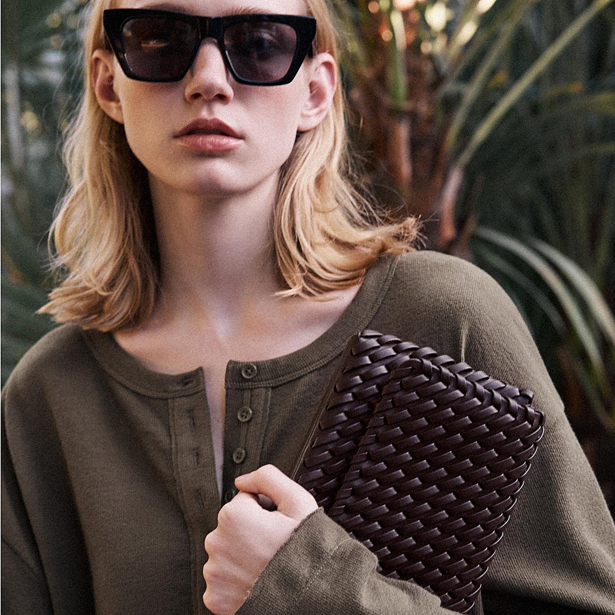 Los accesorios en color burdeos no pueden faltar en ningún armario de entretiempo. Bolsos trenzados, de hombro, estilo bowling.