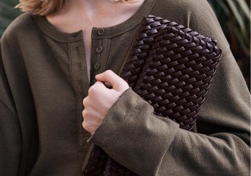 Estos son los bolsos burdeos más versátiles de la nueva temporada