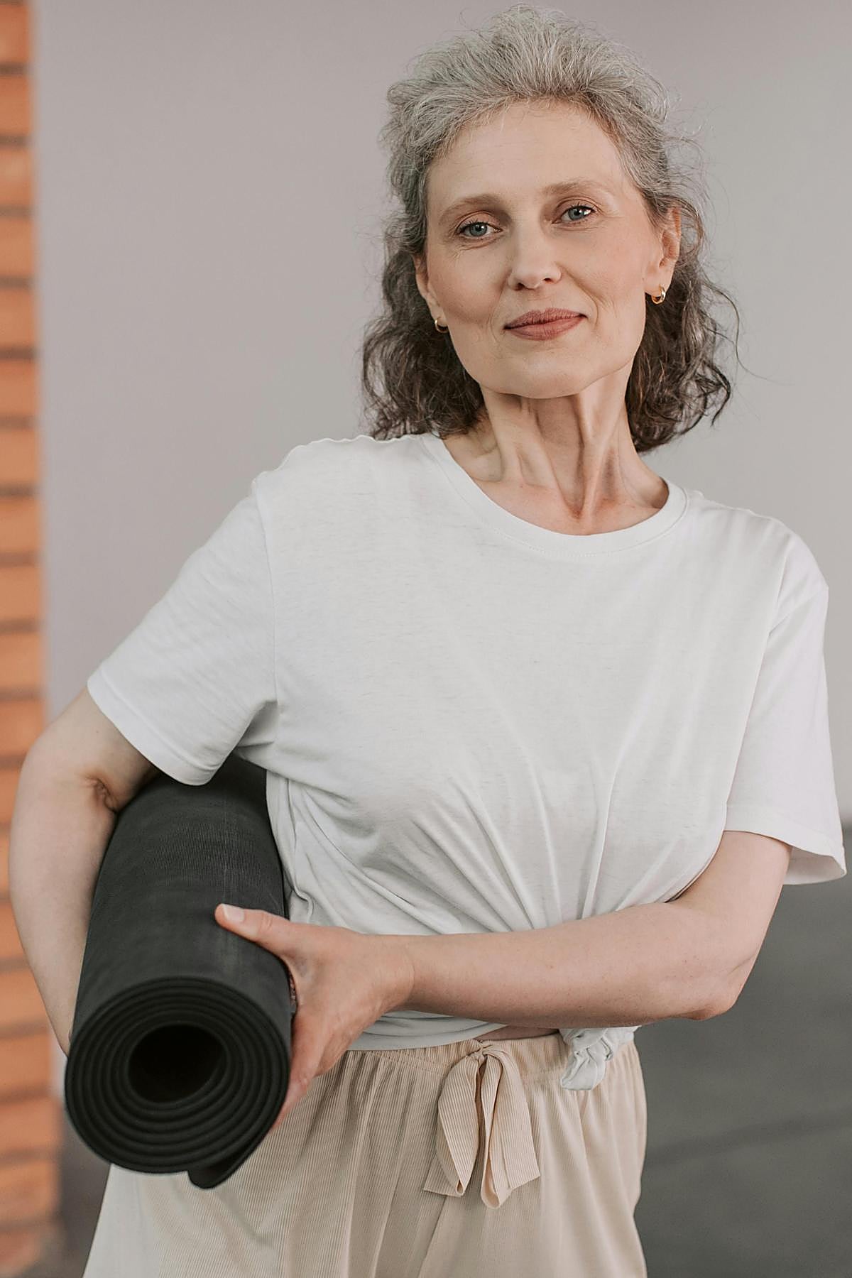 Mujer haciendo ejercicio con esterilla.