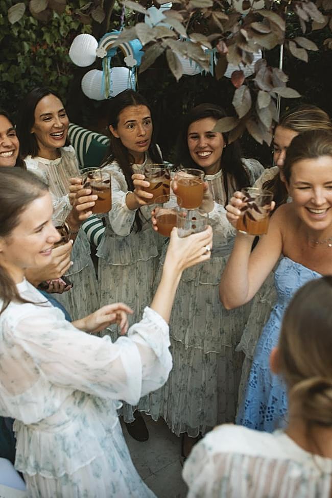 Teresa Urquijo, en un brindis durante el baby shower de Luisa Bergel.