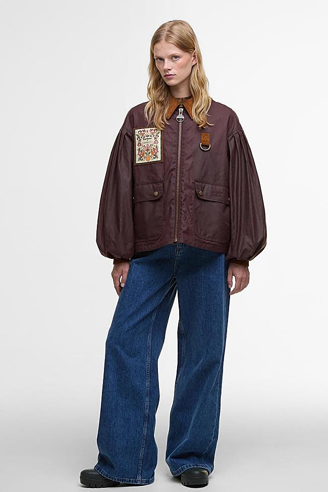 Chaqueta en burdeos con manga abullonada de Barbour y Farm Rio.